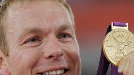 Chris Hoy ganó la medalla dorada en la modalidad keirin de ciclismo. Foto: AP