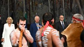 Carlos III y Camilla observan a bailarines aborígenes en una recepción parlamentaria organizada por el primer ministro Anthony Albanese.