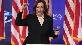 La candidata presidencial demócrata Kamala Harris habla durante un servicio religioso y un evento de votación anticipada en Divine Faith Ministries International, el domingo 20 de octubre de 2024, en Jonesboro, Georgia. (AP Foto/Jacquelyn Martin)