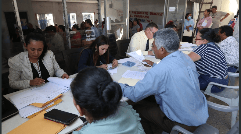 Recolección de arraigos de personas capturadas de forma arbitraria, realizada por el MOVIR este 30 de octubre de 2024, en el Frente Social y Sindical Salvadoreño, en la zona de Don Rúa.