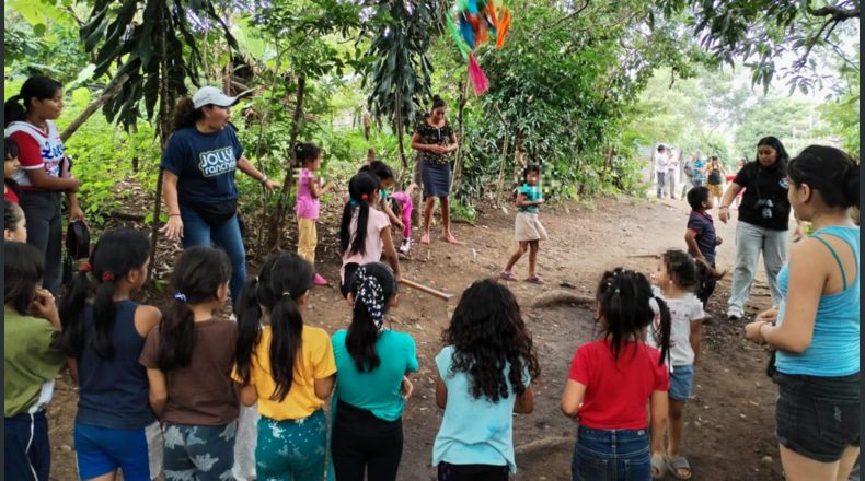 LPG/Marielos Román  Felicidad. Los niños y familias se mostraron muy agradecidos por la celebración.  