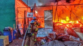 Un incendio de grandes proporciones consumió una recicladora ubicada en San Martín.