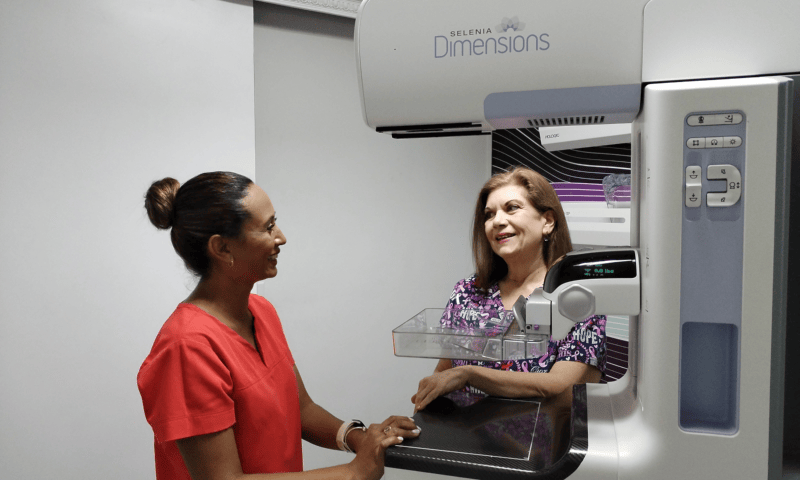 De última generación. La Dra. Grace de Caceros, médica radióloga y directora del Área de Imágenes de CECIAM; y Tatiana Ventura, licenciada en Radiología e imágenes, junto al equipo Pure Hologic Selenia Dimensions de última generación. LPG/Cortesía. 