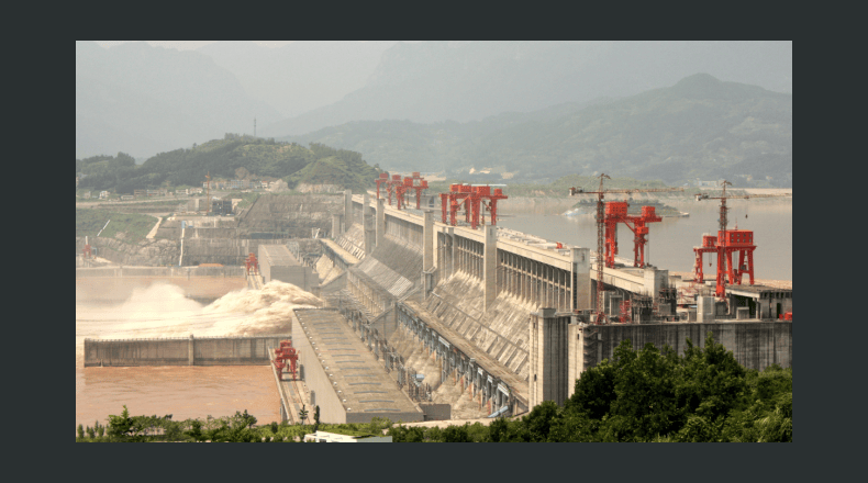 Esta estructura monumental, diseñada para controlar inundaciones, facilitar el transporte fluvial y generar energía, se extiende por más de dos kilómetros y alcanza los 180 metros de altura.  Foto: iStock