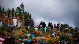 Familiares y amigos de fieles difuntos adornan con flores las tumbas durante las tradiciones del Día de Todos los Santos, este viernes en un panteón en San Juan Chamula (Mexico). EFE/Carlos López