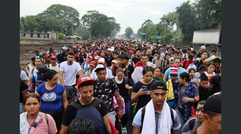 Migrantes caminan en caravana este domingo en el municipio de Tapachula en el estado de Chiapas (México). Miles de migrantes, en su mayoría venezolanos que salieron de su país por la crisis electoral desatada a finales de julio, partieron este domingo en una nueva caravana denominada 'El Niño', desde la frontera sur de México, con destino a Estados Unidos. EFE/ Juan Manuel Blanco