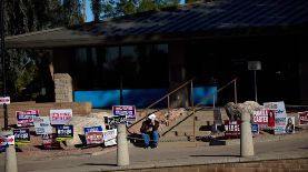 Una persona espera para emitir su voto en el Día de las Elecciones en Scottsdale, Arizona, EUA, 05 de noviembre de 2024. Foto: EFE/Allison Dinner