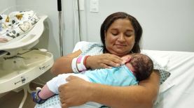 Mujer con su hijo recién nacido, un bebé de 5 kilos.Foto: Secretaria de Salud de Ceará.