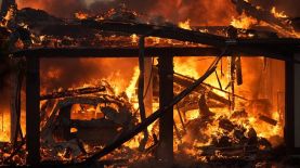 Una casa arde en el incendio de Mountainm en Camarillo, California.