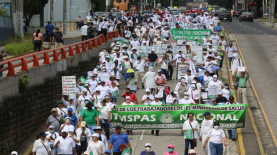 Algunos docentes y personal de salud que han sido despedidos participaron en la marcha del pasado 19 de octubre donde exgieron el pago del escalafón. / FOTO LPG, ARCHIVO.