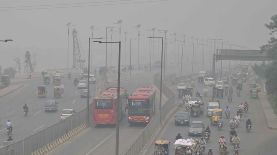 Fuerte smog en Lahore, Pakistán. La administración del distrito de Lahore ha implementado una prohibición temporal de actividades al aire libre del 11 al 17 de noviembre debido al empeoramiento de los niveles de smog. La prohibición incluye la suspensión de eventos deportivos, exposiciones y cenas al aire libre, mientras que comercios y mercados deberán cerrar a las 20:00 horas, excepto los servicios esenciales.