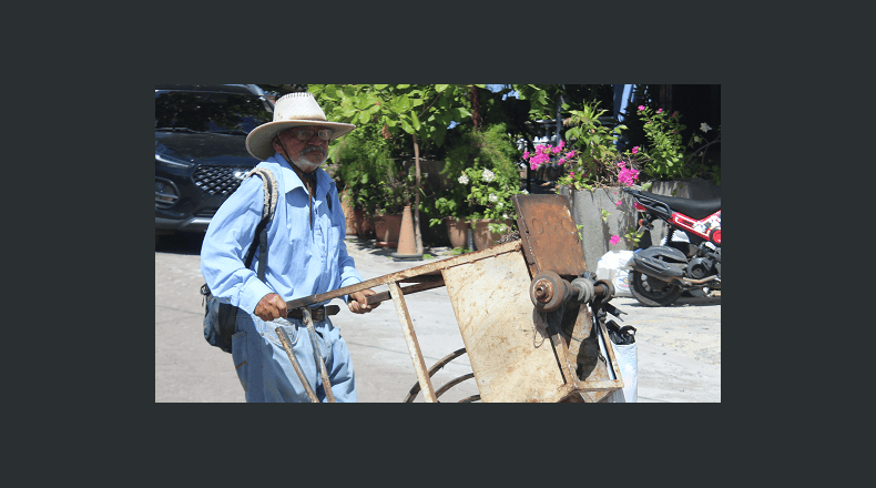 Foto LPG/Óscar Reyes. Sacrificio. Pese a su edad, don Jorge camina más de ocho kilómetros al día para ofrecer sus servicios en las colonias santanecas.