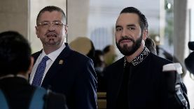 Rodrigo Chaves junto a su homólogo, Nayib Bukele. Foto: EFE.