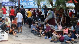 Migrantes centroamericanos permanecen en un campamento improvisado el 18 de noviembre de 2022, en la ciudad de Tapachula, estado de Chiapas (México). EFE/Juan Manuel Blanco