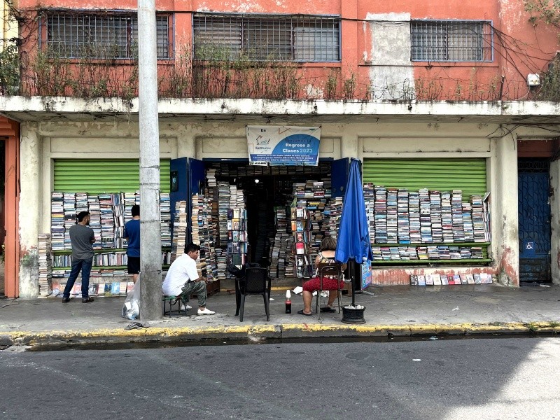   El recinto donde funciona actualmente 'Mega Kiosco de los Libros', ubicado en la 2ª Avenida Norte estaba planeado para usarse como bodega sin embargo, ahora funciona como local principal