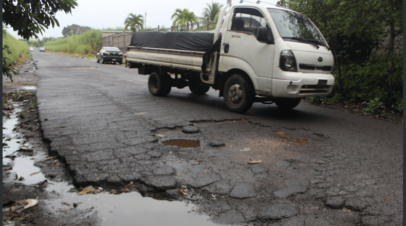 Foto LPG/Óscar Reyes. Peligro. Por los baches, conductores afirman que ocurren choques con frecuencia. 