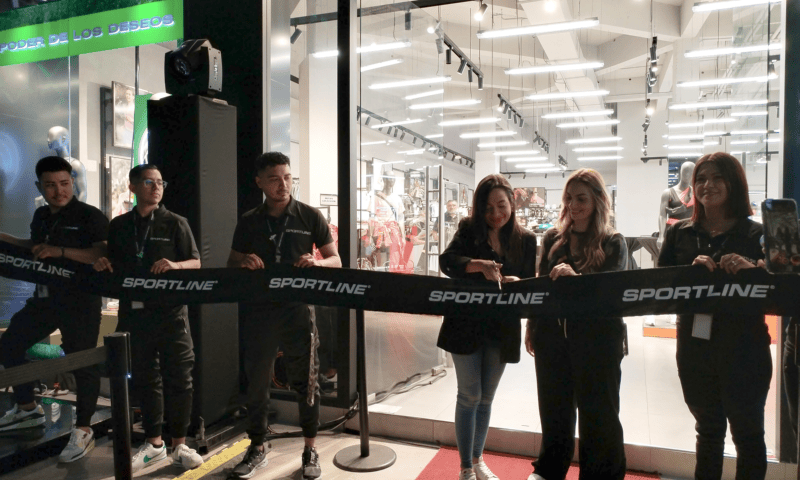 Corte de cinta inaugural. Sandra Cornejo, jefe de Mercadeo, junto al equipo de Sportline, realiza el corte de cinta para oficializar la reapertura de la tienda en su nueva ubicación dentro del centro comercial La Gran Vía. LPG/Ezequiel Méndez.