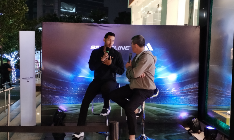 Conversación deportiva en vivo. El periodista Fernando Palomo participa en una charla especial durante la reapertura, compartiendo su pasión por el deporte con los asistentes. LPG/Ezequiel Méndez.