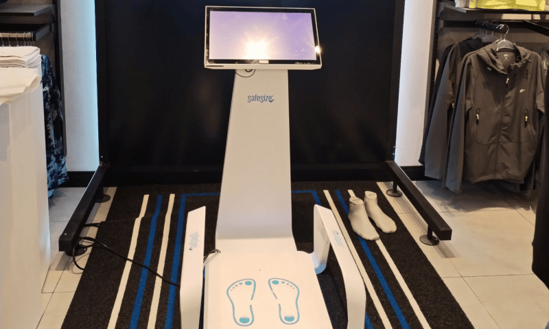 Tecnología Step Lab. El innovador Step Lab de Sportline permite a los clientes conocer el tipo de pisada y elegir el calzado adecuado para sus necesidades deportivas, evitando posibles lesiones. LPG/Ezequiel Méndez.