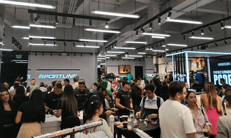 Un evento de reapertura exitoso. La reinauguración de la tienda atrajo a una multitud de clientes, quienes disfrutaron de una experiencia única en el renovado espacio de Sportline. LPG/ Ezequiel Méndez.