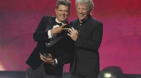 Carlos VIves junto a Jon Bon Jovi. Foto: AP.