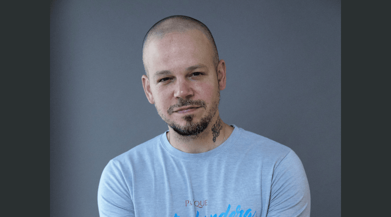 Residente vuelve a El Salvador y promete 