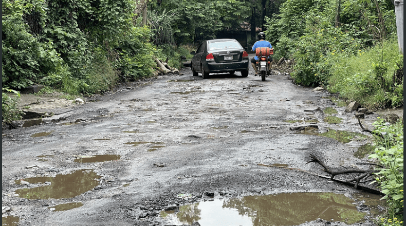 Fotos LPG/Maynor Lovo. Las lluvias de las últimas semanas incrementaron los daños en esta calle, dijeron pobladores.