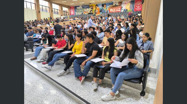 Aspirantes se someten a pruebas para ingresar a la UES en 2025. Foto LPG: Alfredo Rodríguez.