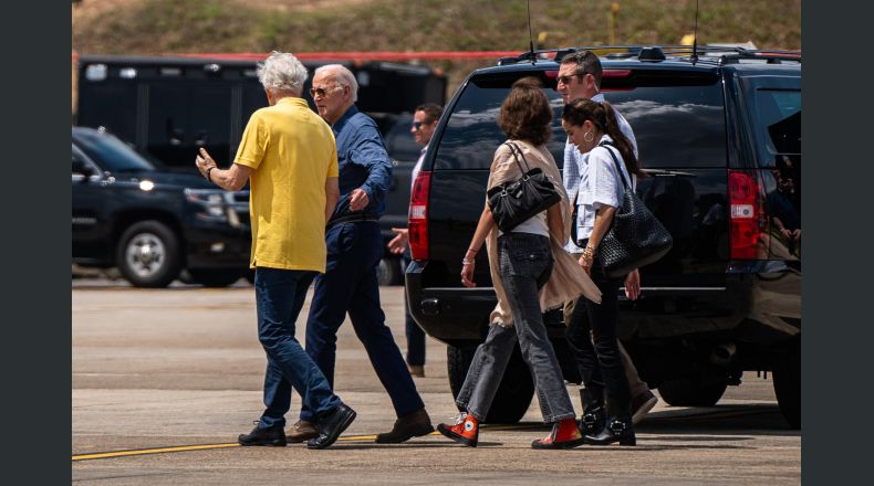 El presidente de Estados Unidos, Joe Biden (2-i), camina con el científico Carlos Nobre (i) a su llegada al Aeropuerto Internacional Eduardo Gomes de Manaos, antes de dirigirse a Río de Janeiro para participar en la Cumbre del G20, este domingo, en la ciudad de Manaos (Brasil). EFE/ Raphael Alves