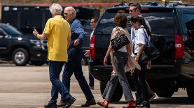 El presidente de Estados Unidos, Joe Biden (2-i), camina con el científico Carlos Nobre (i) a su llegada al Aeropuerto Internacional Eduardo Gomes de Manaos, antes de dirigirse a Río de Janeiro para participar en la Cumbre del G20, este domingo, en la ciudad de Manaos (Brasil). EFE/ Raphael Alves