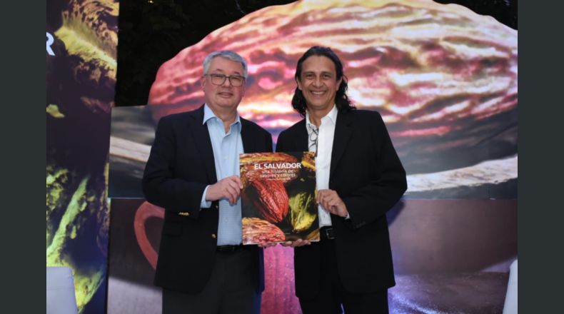 Un esperado lanzamiento. Rafael Barraza, Presidente Ejecutivo de Bancoagrícola; y Ricardo Castellón, investigador principal del libro; profundizaron sobre el proceso creativo para la elaboración de la primera edición relacionada a gastronomía del Proyecto Editorial de Bancoagrícola. LPG/Cortesía