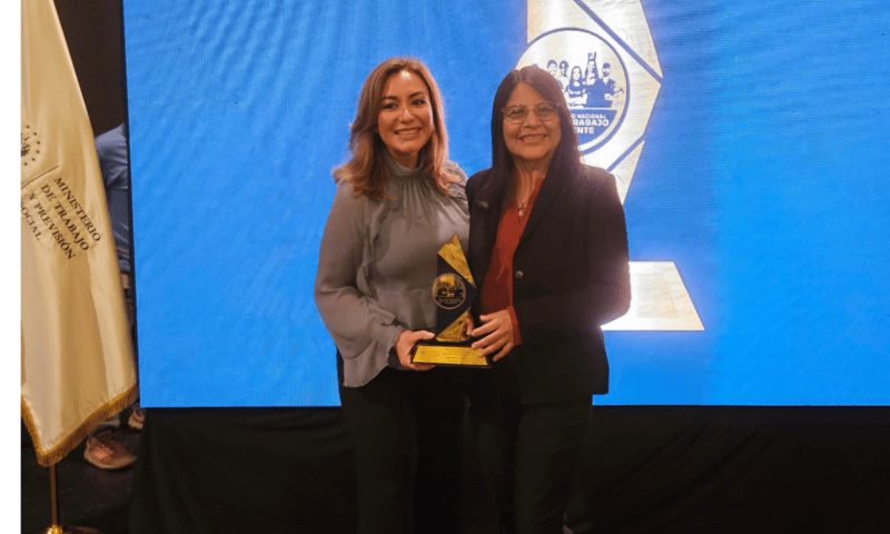 Reconocimiento. Colaboradores de VIJOSA sostienen el galardón obtenido, celebrando su dedicación y contribución al ambiente laboral ejemplar promovido por la empresa. LPG/Cortesía. 