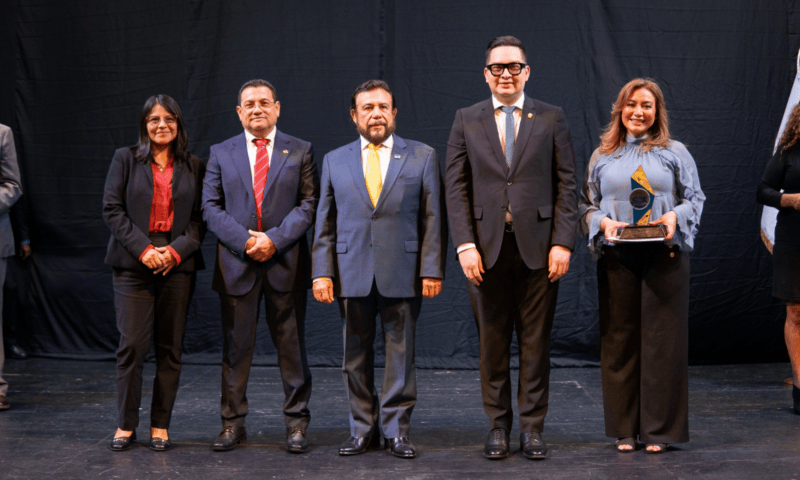 Directivos en la ceremonia de premiación. Representantes de VIJOSA junto a autoridades del Ministerio de Trabajo y Previsión Social durante la ceremonia de entrega del Premio Nacional al Trabajo Decente 2024. LPG/Cortesía. 