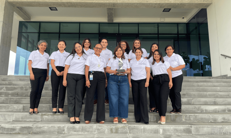 Unidos por el trabajo decente. Colaboradores de VIJOSA posan orgullosos con el premio recibido, símbolo de sus esfuerzos y compromiso con un ambiente laboral digno.LPG/Cortesía. 