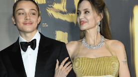 Angelina Jolie y Knox Leon Jolie-Pitt llegan a la 15.ª edición de los Premios de los Gobernadores en el Ray Dolby Ballroom de Los Ángeles. Foto AP