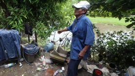 Habitante afectado en Acajutla, Sonsonate. Foto LPG / Dennis Argueta.