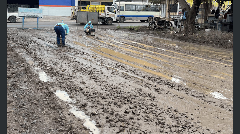 LPG/Maynor Lovo. El proyecto también ha tenido retrasos por causa de las lluvias de los últimos días. Habitantes deben dejar sus vehículos a la orilla de la Carretera del Litoral por la obra.