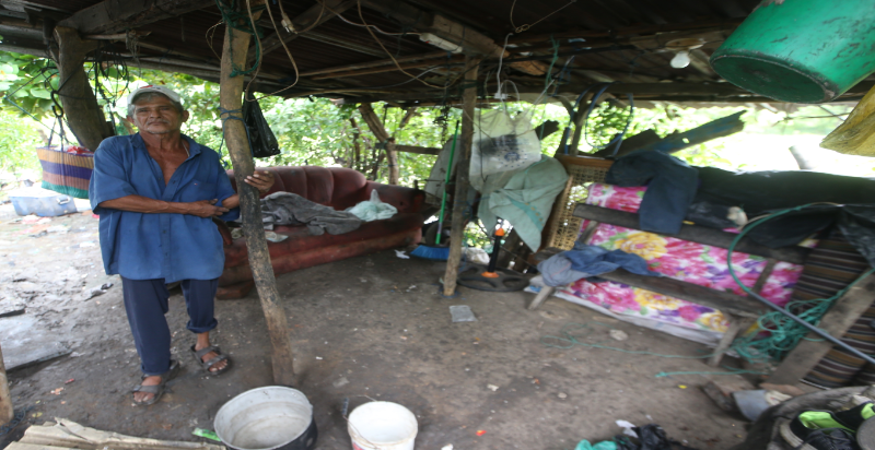 Andrés Morales, residente de la comunidad El Astillero, explica que no abandona su casa, a pesar de las inundaciones que debe enfrentar cada año, porque necesita trabajar./Dennis Argueta 