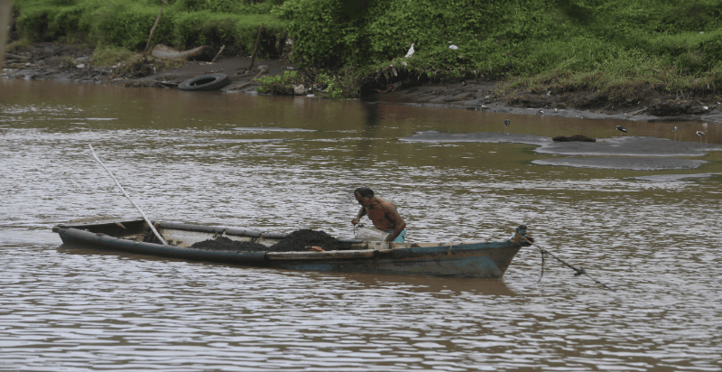 Habitantes de las comunidades en Acajutla sufren inundaciones cuando el río y el estero aumentan su caudal./Dennis Argueta