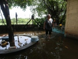 Teresa Flores, residente de la comunidad Terraplén, en Acajutla, Sonsonate también se enfrentó a las inundaciones que ocasionaron las lluvias de la depresión tropical Sara.