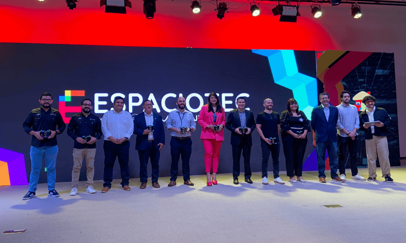 Durante el evento de Espaciotec 2024 se entregó un reconocimiento a los representantes de la mesa de innovación. LPG/Andrea Escobar.