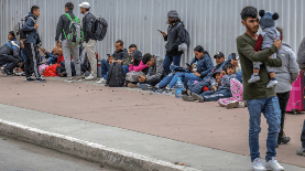 Migrantes esperan afuera de la garita internacional del Chaparral, el 10 de junio de 2023, en la ciudad fronteriza de Tijuana (México). EFE/Joebeth Terríquez