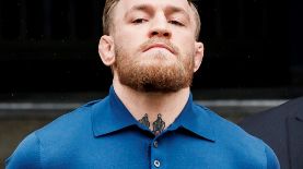 Foto de archivo (6/04/201).- El luchador de artes marciales mixtas, el irlandés Conor McGregor, abandona una comisaria neoyorquina tras un incidente violento que ocurrió en el aparcamiento interior del campo del Barclays Center. EFE/ Justin Lane