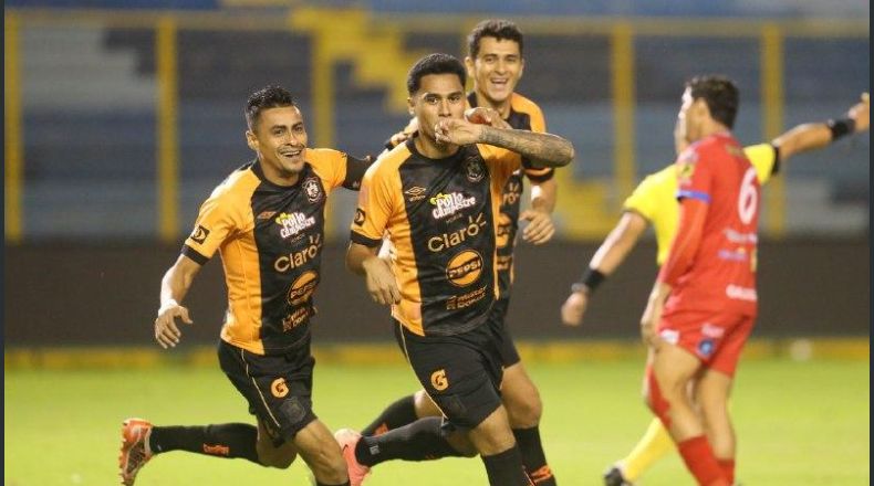 Águila vence 3-0 al Firpo y se acerca en el liderato