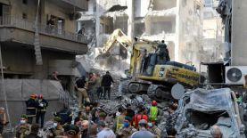 Los equipos de rescate, con la ayuda de excavadoras, buscan personas desaparecidas bajo los escombros de un edificio destruido después de que los ataques aéreos israelíes alcanzaran una zona residencial en el barrio de Basta, en el centro de Beirut, el 23 de noviembre de 2024. Foto: EFE/EPA/ABBAS SALMAN