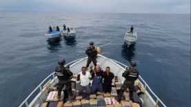 Una embarcación con 2 toneladas de cocaína, la segunda este fin de semana, fue interceptada en el Estero de Jaltepeque.  Foto cortesía