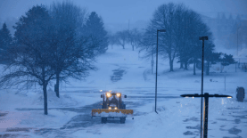 Vista de la nieve que se acumuló tras una tormenta en Urbandale, Iowa (EUA). EFE/ Jim Lo Scalzo