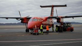 Actualmente sólo los aviones pequeños pueden despegar y aterrizar en el aeropuerto de Nuuk.