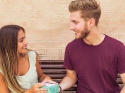 Psicólogos dicen que es necesario establecer límites para evitar confusiones en un posible interés romántico en una amistad. Foto: Freepik.