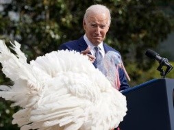 El presidente Joe Biden sonríe después de indultar a Liberty, uno de los dos pavos nacionales del Día de Acción de Gracias, durante una ceremonia en la Casa Blanca, el lunes 20 de noviembre de 2023, en Washington. (AP Foto/Susan Walsh)